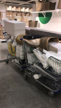 2 volle IKEA winkelwagens om styling in vakantie appartement casa la joya te doen