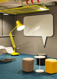 vergader/brainstormruimte met levensgrote gele bureaulamp